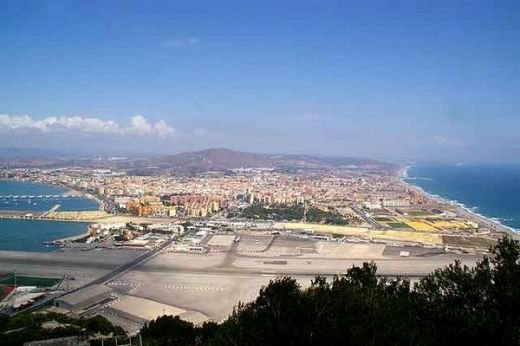 FOTO INCREDIBIL: Stadionul pe care poti muri in orice secunda! E ridicat in cea mai ciudata zona din Europa. Daca treci pe rosu faci accident cu-n avion :))_6
