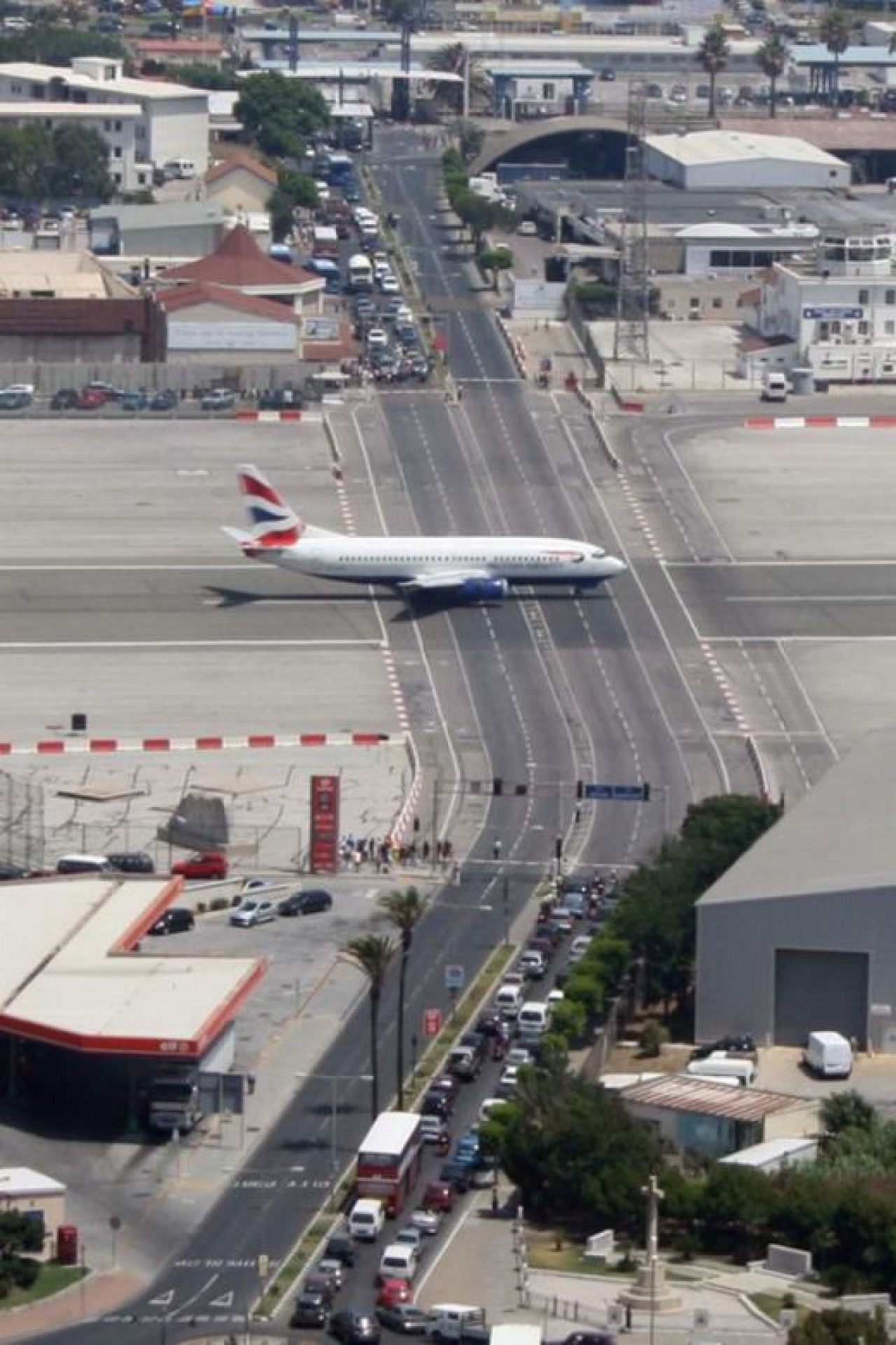 FOTO INCREDIBIL: Stadionul pe care poti muri in orice secunda! E ridicat in cea mai ciudata zona din Europa. Daca treci pe rosu faci accident cu-n avion :))_8