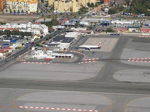 FOTO INCREDIBIL: Stadionul pe care poti muri in orice secunda! E ridicat in cea mai ciudata zona din Europa. Daca treci pe rosu faci accident cu-n avion :))_12