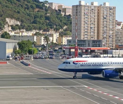 FOTO INCREDIBIL: Stadionul pe care poti muri in orice secunda! E ridicat in cea mai ciudata zona din Europa. Daca treci pe rosu faci accident cu-n avion :))_13