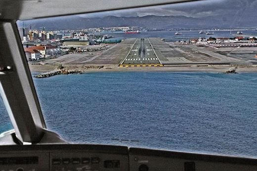 FOTO INCREDIBIL: Stadionul pe care poti muri in orice secunda! E ridicat in cea mai ciudata zona din Europa. Daca treci pe rosu faci accident cu-n avion :))_14