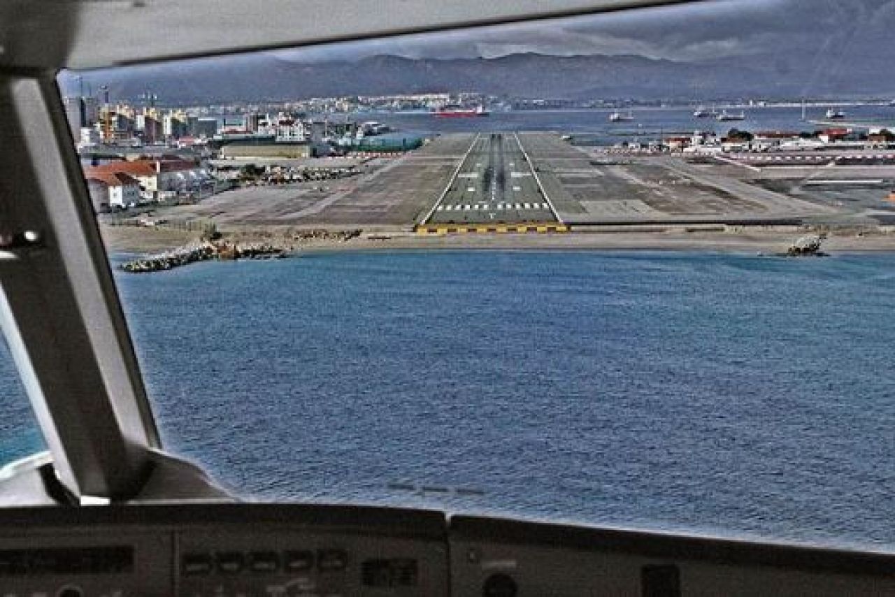 FOTO INCREDIBIL: Stadionul pe care poti muri in orice secunda! E ridicat in cea mai ciudata zona din Europa. Daca treci pe rosu faci accident cu-n avion :))_14