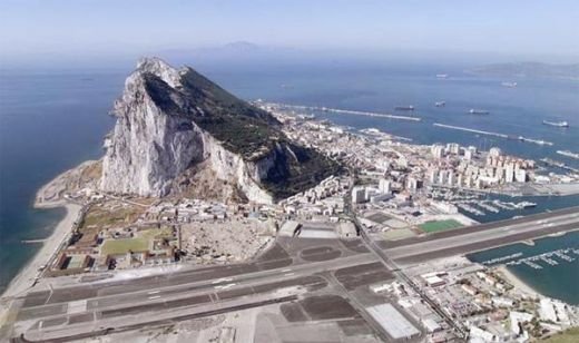 FOTO INCREDIBIL: Stadionul pe care poti muri in orice secunda! E ridicat in cea mai ciudata zona din Europa. Daca treci pe rosu faci accident cu-n avion :))_15