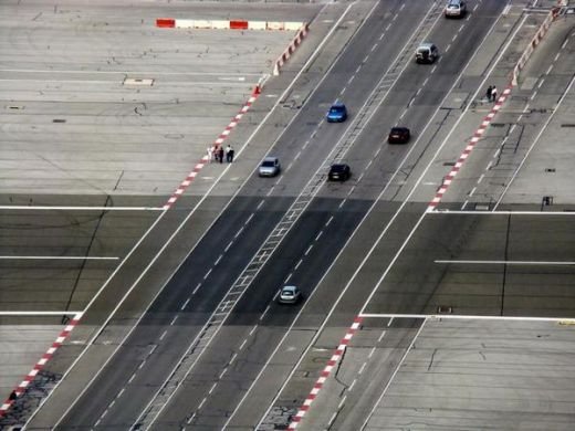 FOTO INCREDIBIL: Stadionul pe care poti muri in orice secunda! E ridicat in cea mai ciudata zona din Europa. Daca treci pe rosu faci accident cu-n avion :))_21