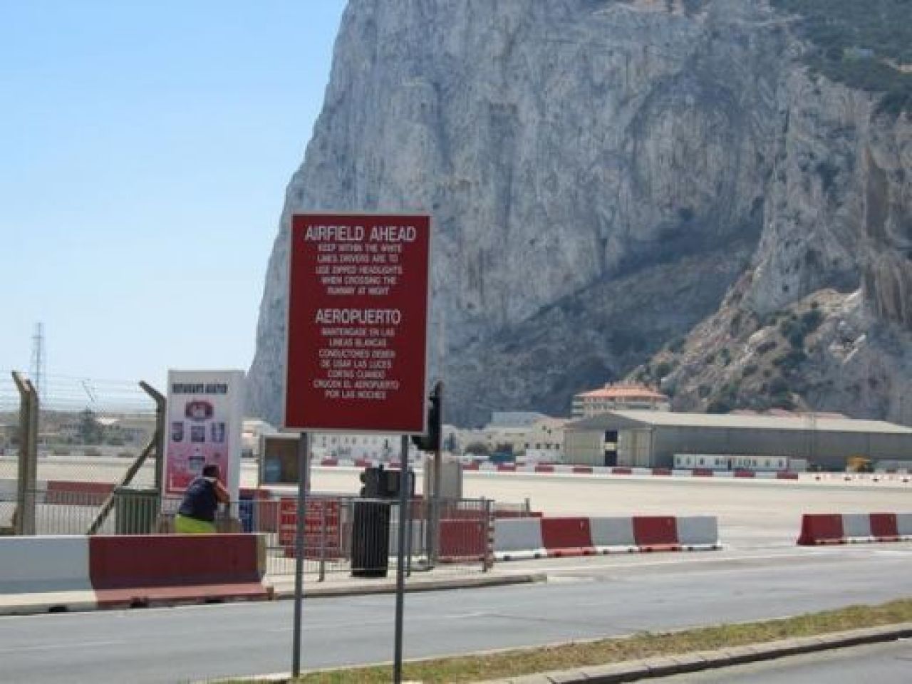 FOTO INCREDIBIL: Stadionul pe care poti muri in orice secunda! E ridicat in cea mai ciudata zona din Europa. Daca treci pe rosu faci accident cu-n avion :))_22