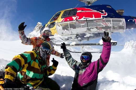 FOTO DEMENTIAL! Snowboard la un alt nivel! Cum a fost cucerit un munte URIAS din Alaska de trei tipi care au SIFDAT moartea!