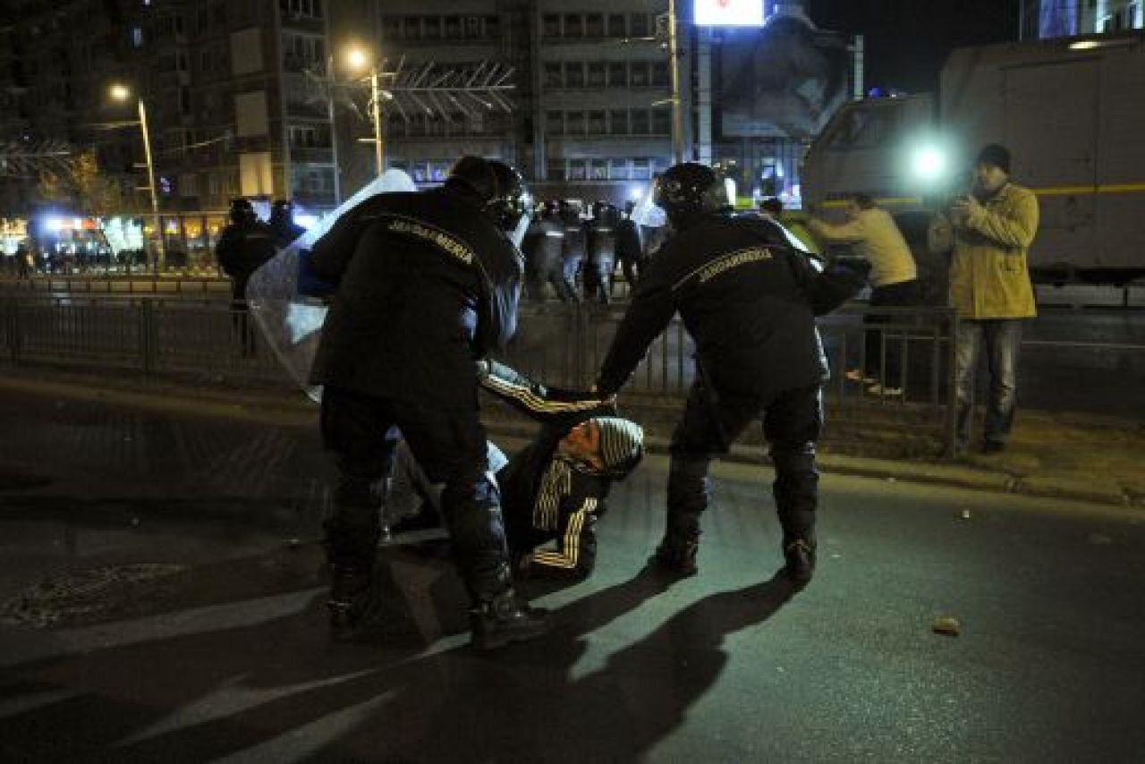 FOTO: HAOS in Bucuresti dupa protestele de la Universitate! Cand s-a terminat REVOLTA si ce DEZASTRU au lasat ultrasii in urma lor:_1