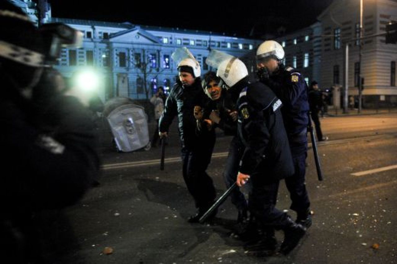 FOTO: HAOS in Bucuresti dupa protestele de la Universitate! Cand s-a terminat REVOLTA si ce DEZASTRU au lasat ultrasii in urma lor:_3