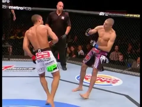 I-a ZDROBIT FATA cu o lovitura de picior din intoarcere! Garantat e cel mai spectaculos KO din 2012! SUPER VIDEO