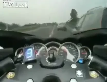 VIDEO TERIFIANT! Un motociclist nebun s-a izbit cu motorul de o masina la 100km/h pe sosea!