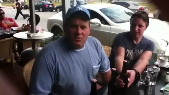 Cel mai rapid bautor de bere goleste trei sticle in 37 de secunde: Nu isi foloseste mainile si nu are nevoie de desfacator!