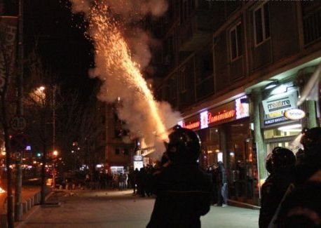 Ultrasii s-au intors! Jandarmeria Romana: Grupul de suporteri retinuti la Unirii sunt cei care au vandalizat duminica Piata Universitatii!