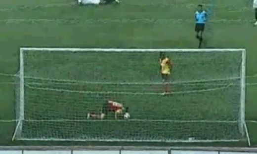 VIDEO! Cel mai UMILITOR GOL marcat vreodata in fotbal! Faza pe care ai vrut s-o faci de mii de ori in curtea scolii