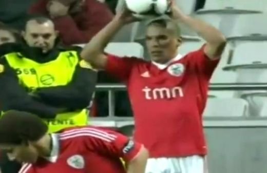 VIDEO: Cea mai tare schema din 2012 vazuta la un aut! Ce au inventat doi jucatori de la Benfica