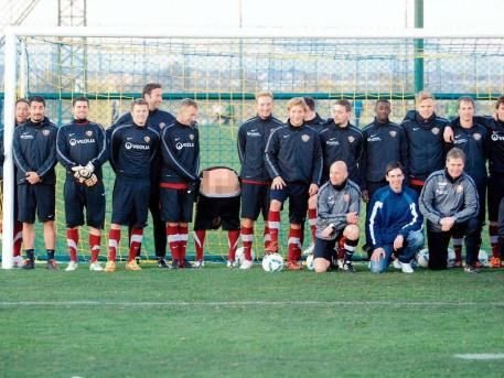 POZA ANULUI la Dinamo: Cea mai tare fotografie de grup vazuta in 2012 in Europa! Vezi ce a facut un jucator :))