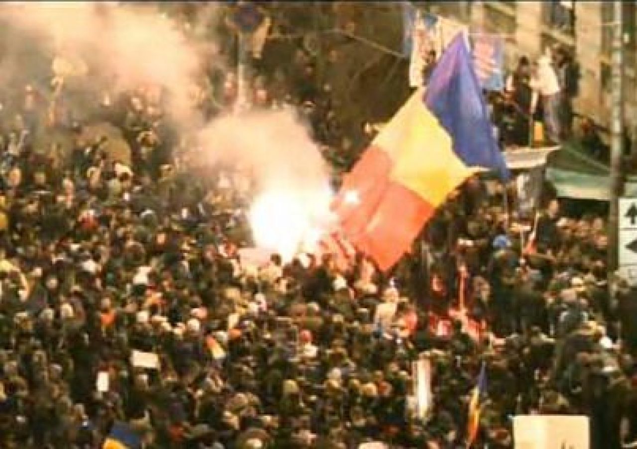 UPDATE: Ultrasii au fost evacuati cu FORTA de jandarmi! Zeci de persoane retinute dupa incidentele violente din Piata Universitatii! Vezi imagini incredibile!_1