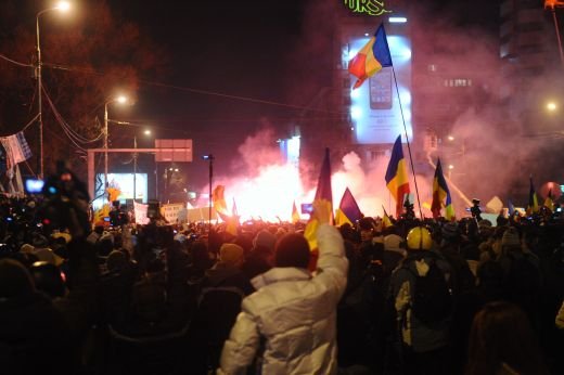 UPDATE: Ultrasii au fost evacuati cu FORTA de jandarmi! Zeci de persoane retinute dupa incidentele violente din Piata Universitatii! Vezi imagini incredibile!_3