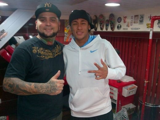 Omul de 70 de mil a INNEBUNIT Brazilia! Sute de fani s-au luat dupa Neymar la mall sa-i vada ultimul tatuaj! Cui i l-a dedicat