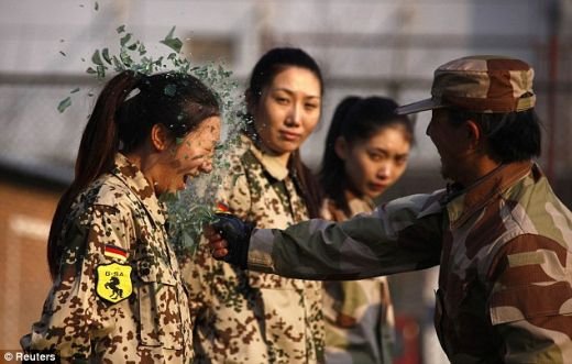 FOTO SOCANT! Cum se antreneaza femeile pentru a deveni GARZI DE CORP in China! Sticle sparte in cap si lovituri de bata peste picioare!