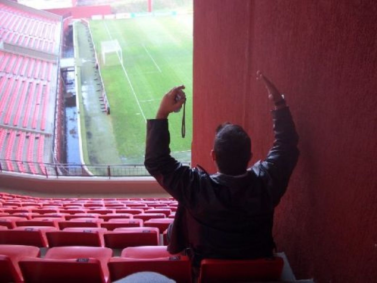 FOTO INCREDIBIL! Un stadion renovat din Romania a ajuns de rasul lumii! E pe lista arenelor cu cele mai mari gafe de constructie!_12