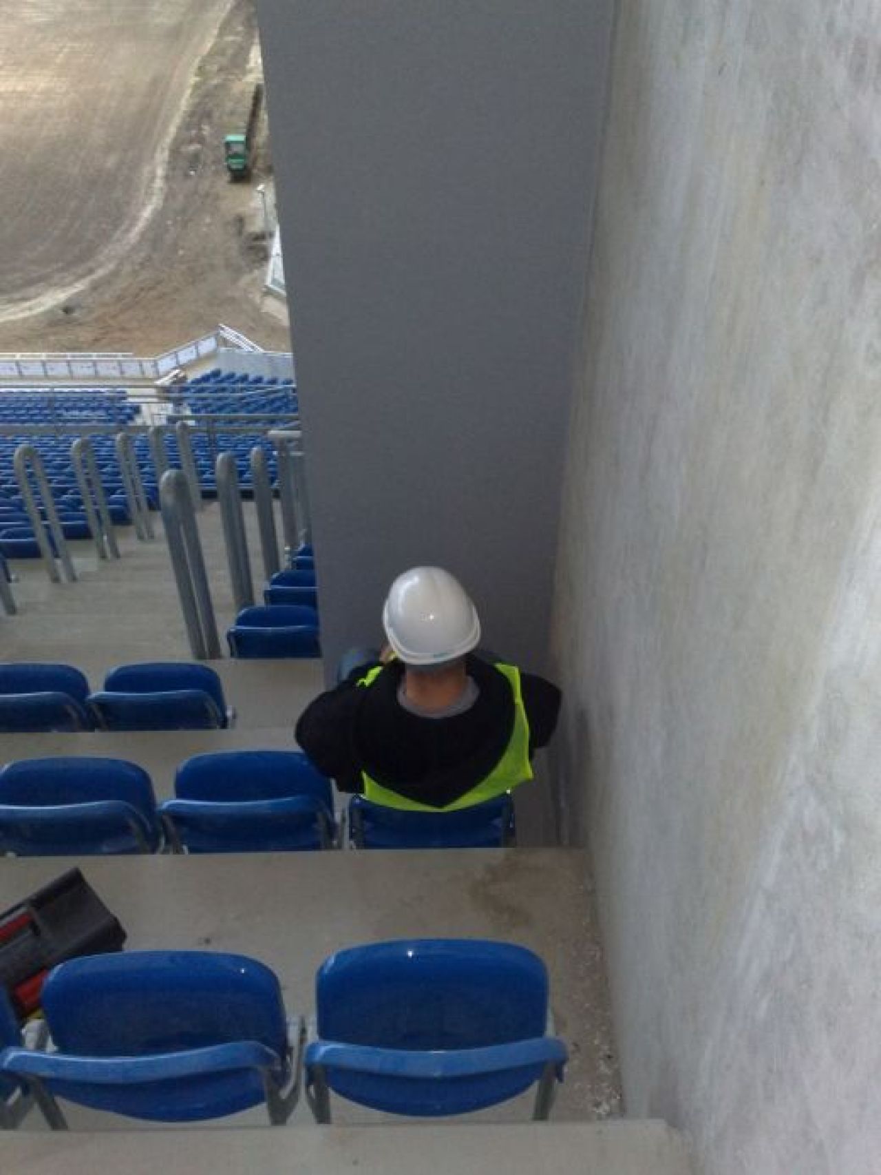 FOTO INCREDIBIL! Un stadion renovat din Romania a ajuns de rasul lumii! E pe lista arenelor cu cele mai mari gafe de constructie!_18