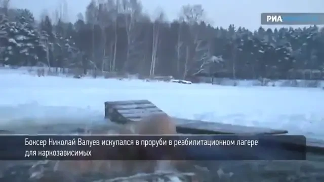 VIDEO: Monstrul Valuev e DEMENT! A facut baie intr-un lac inghetat