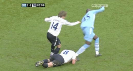 Gestul REVOLTATOR al lui Balotelli: si-a calcat pe cap un adversar! Talpa lui Pepe pe mana lui Messi e gluma pe langa asta! VIDEO