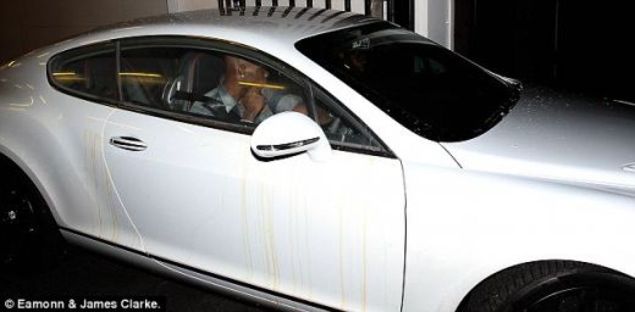 Nu se poate! Balotelli a COMIS-O iar! Si-a parcat masina in fata barului preferat al fanilor lui UNITED! Vezi ce i-au facut:_1