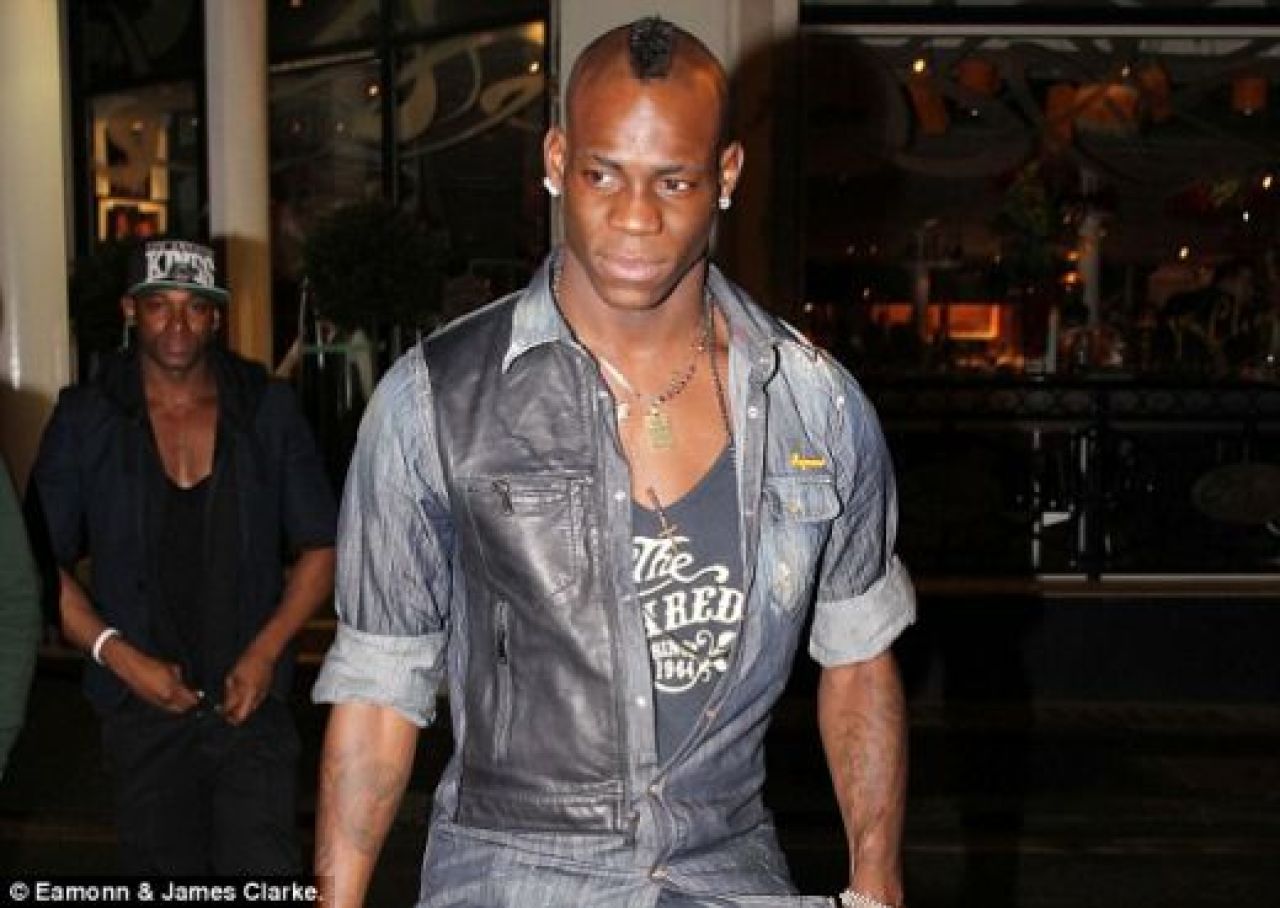 Nu se poate! Balotelli a COMIS-O iar! Si-a parcat masina in fata barului preferat al fanilor lui UNITED! Vezi ce i-au facut:_2
