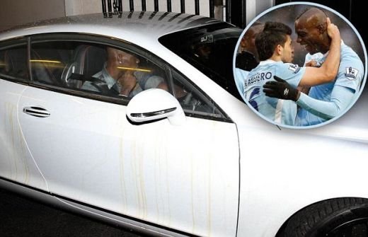 Nu se poate! Balotelli a COMIS-O iar! Si-a parcat masina in fata barului preferat al fanilor lui UNITED! Vezi ce i-au facut:_3