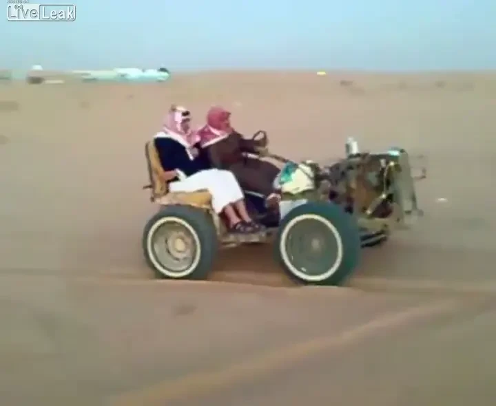 SUPER VIDEO cu prostii anului! Ce patesc doi arabi cu o jumatate de Jeep in desert :))