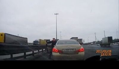 VIDEO: Teroare pe autostrada! Ce inseamna sa fii smecher pe banda de mers tare!
