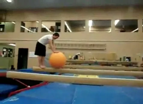 VIDEO! Cel mai mare FAIL la un antrenament! Incearca sa mearga pe o minge medicinala pe o barna! Vezi ce pateste: