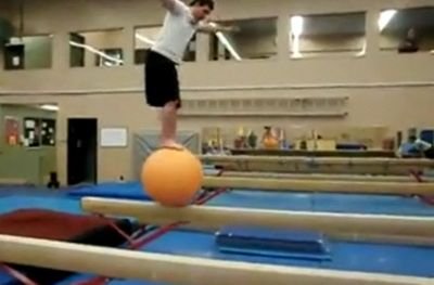 VIDEO! Cel mai mare FAIL la un antrenament! Incearca sa mearga pe o minge medicinala pe o barna! Vezi ce pateste: