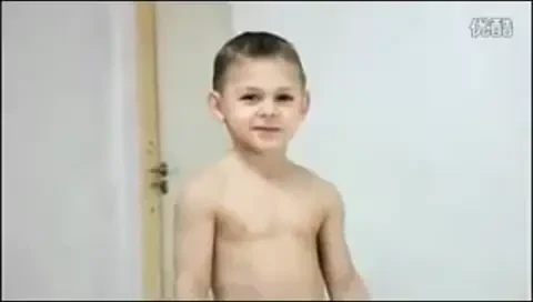 Romanul Giuliano e FORTA: Face flotari pe sticle si e cel mai puternic copil din lume! VIDEO incredibil: