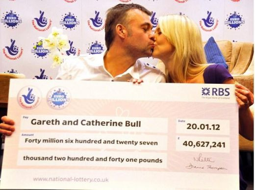 Un simplu joc i-a schimbat viata: Un suporter a castigat 45 de milioane de euro, acum vrea sa-i bage in fotbal! Ce va face cu banii