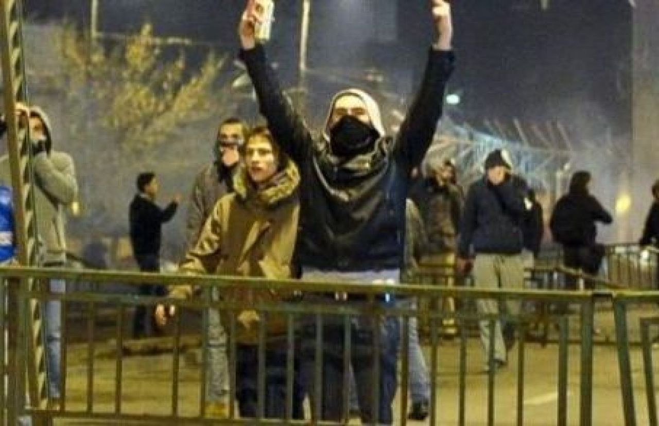 ACUM LIVE VIDEO: Ultrasii din toata tara sunt la Universitate! Jumatate din protestatari sunt suporteri ai echipelor de fotbal!_3