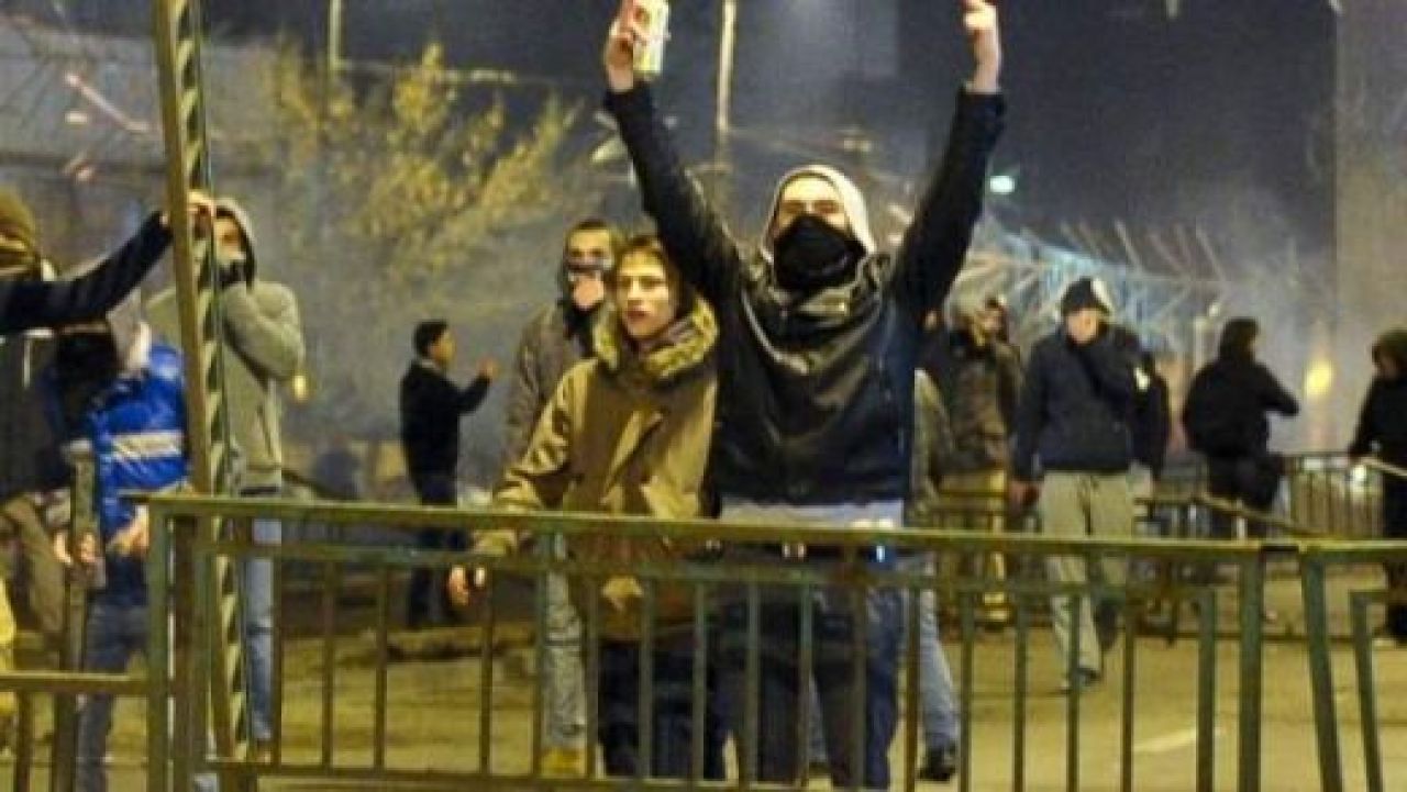 ACUM LIVE VIDEO: Ultrasii din toata tara sunt la Universitate! Jumatate din protestatari sunt suporteri ai echipelor de fotbal!_4