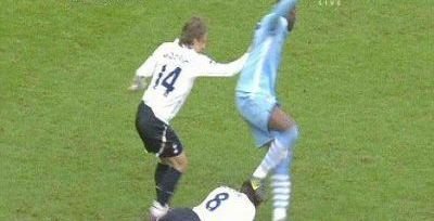 Gestul CRIMINAL din meciul cu Tottenham a provocat un scandal URIAS! Balotelli poate pleca de URGENTA de la City! Vezi motivul!
