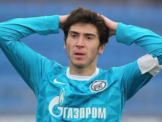 BOMBA in vestiarul lui Petrescu! A luat un fotbalist DIRECT din arest: Lasa, ma, il duc in nationala! Asta e jucatorul VODKA!