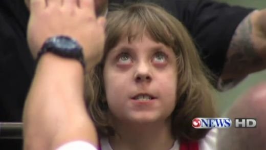 INUMAN! O fata de 10 ani a distrus un record INCREDIBIL in lumea uriasilor! VIDEO senzational