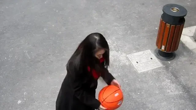 Iti trebuie rabdare de chinez ca sa poti face asta! Portretul lui Yao Ming, pictat cu o minge de baschet! VIDEO