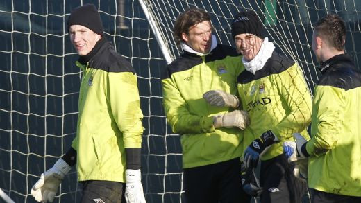 SUPER IMAGINI cu Pantilimon la antrenamentele lui City! Cum incearca sa-l faca pe Balotelli sa-si iasa din minti la penaltyuri