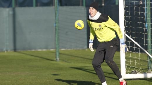 SUPER IMAGINI cu Pantilimon la antrenamentele lui City! Cum incearca sa-l faca pe Balotelli sa-si iasa din minti la penaltyuri_2