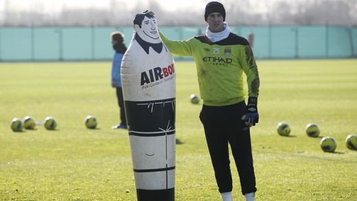 SUPER IMAGINI cu Pantilimon la antrenamentele lui City! Cum incearca sa-l faca pe Balotelli sa-si iasa din minti la penaltyuri_3
