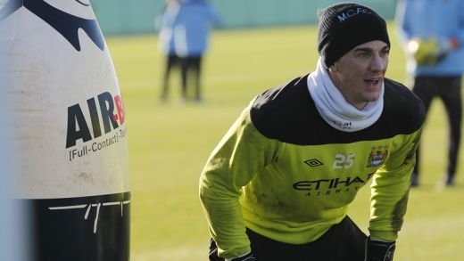 SUPER IMAGINI cu Pantilimon la antrenamentele lui City! Cum incearca sa-l faca pe Balotelli sa-si iasa din minti la penaltyuri_4