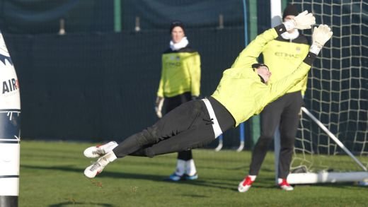 SUPER IMAGINI cu Pantilimon la antrenamentele lui City! Cum incearca sa-l faca pe Balotelli sa-si iasa din minti la penaltyuri_6