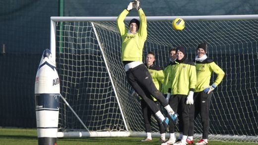 SUPER IMAGINI cu Pantilimon la antrenamentele lui City! Cum incearca sa-l faca pe Balotelli sa-si iasa din minti la penaltyuri_7