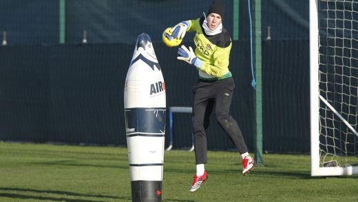 SUPER IMAGINI cu Pantilimon la antrenamentele lui City! Cum incearca sa-l faca pe Balotelli sa-si iasa din minti la penaltyuri_10