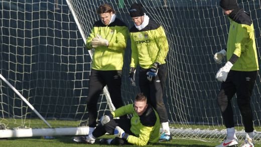 SUPER IMAGINI cu Pantilimon la antrenamentele lui City! Cum incearca sa-l faca pe Balotelli sa-si iasa din minti la penaltyuri_12